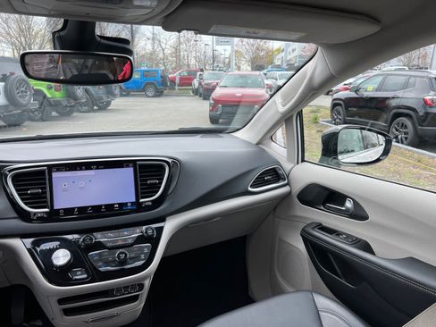 Used 2024 Chrysler Pacifica Touring-L FWD image 36