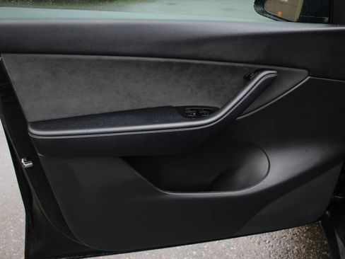 Used 2022 Tesla Model Y Performance image 9