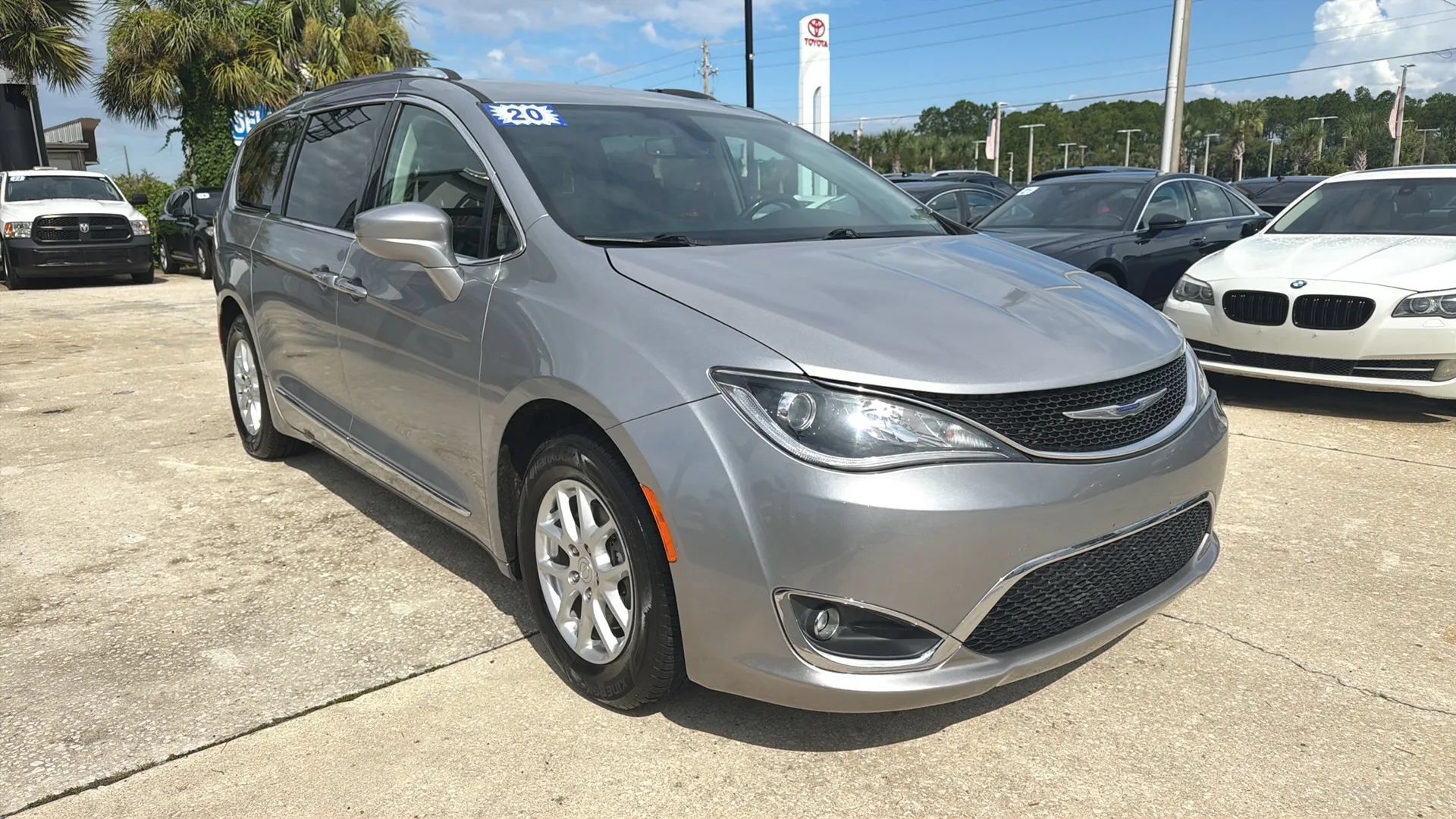 Used 2020 Chrysler Pacifica Touring-L FWD image 7