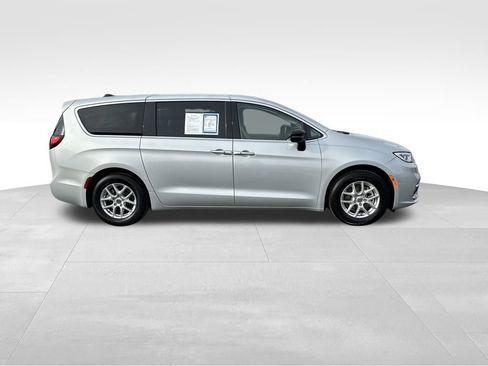 Used 2024 Chrysler Pacifica Touring-L image 8
