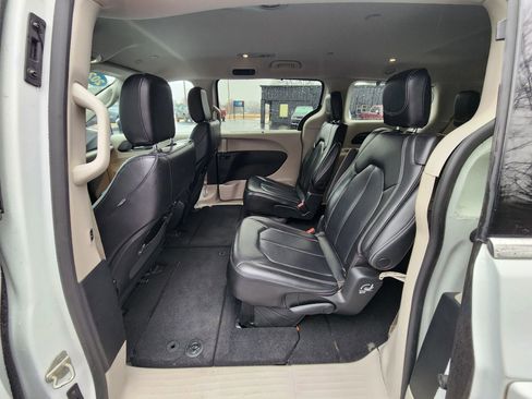 Used 2023 Chrysler Pacifica Touring-L image 20