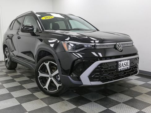 Used 2025 Volkswagen Taos SEL image 2