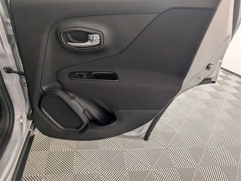 Used 2021 Jeep Renegade Latitude w/ Convenience Group image 30