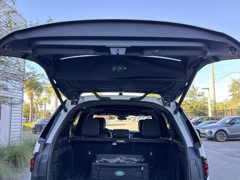 Certified 2025 Land Rover Discovery S image 12