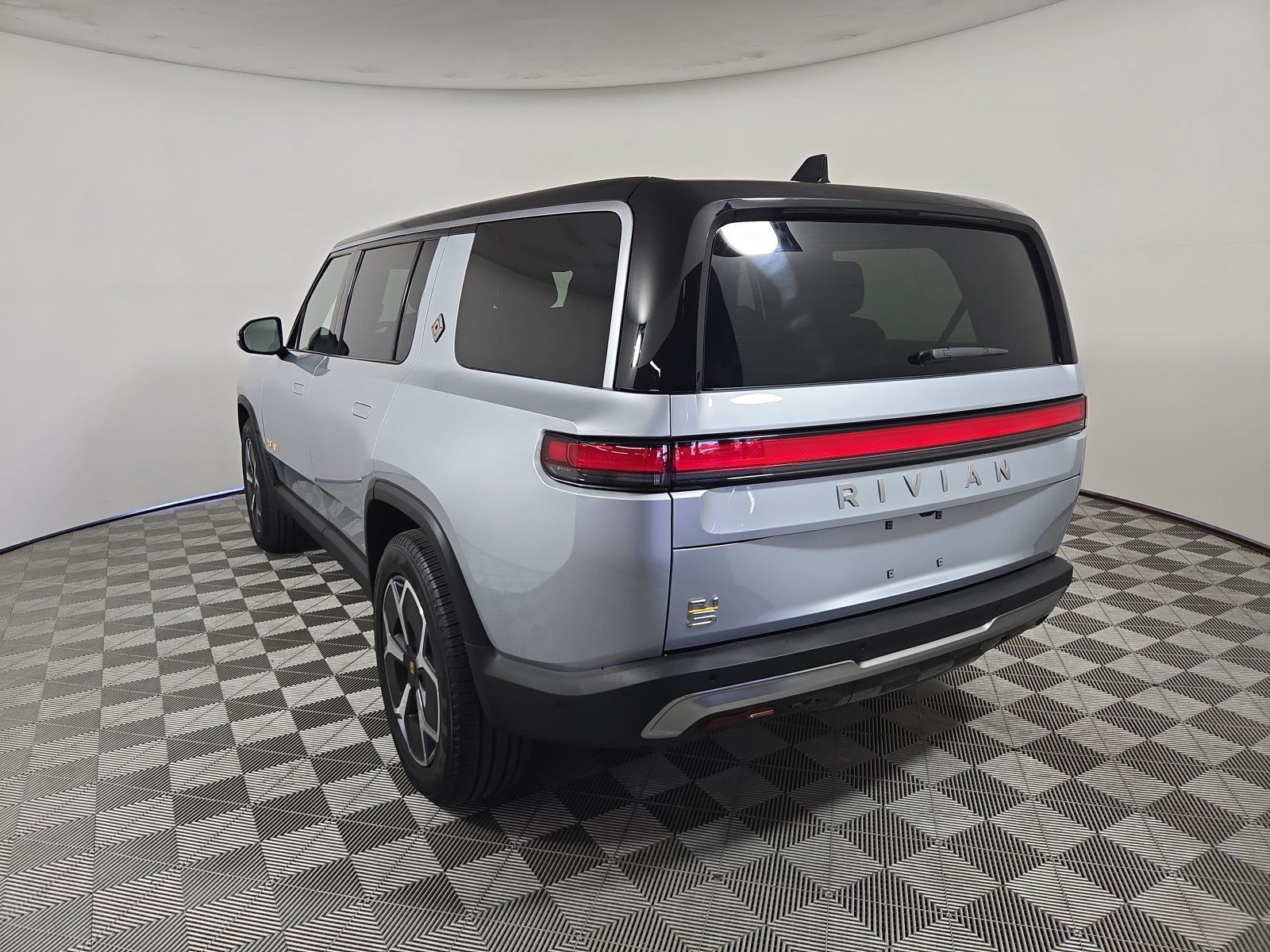 Used 2024 Rivian R1S Adventure Quad AWD/4WD image 3