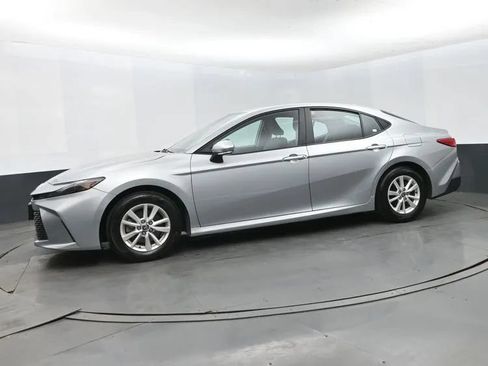 Used 2025 Toyota Camry LE FWD image 5