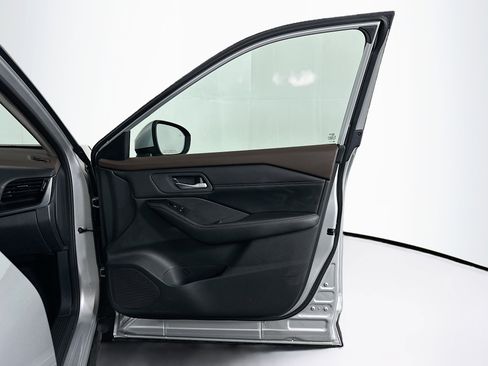 Used 2023 Nissan Rogue SV w/ SV Premium Package image 32