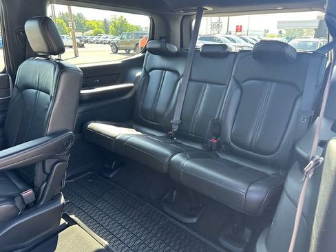 Used 2022 Jeep Wagoneer Series III w/ Premium Group I AWD/4WD image 11