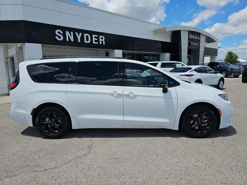 Used 2024 Chrysler Pacifica Premium FWD image 34