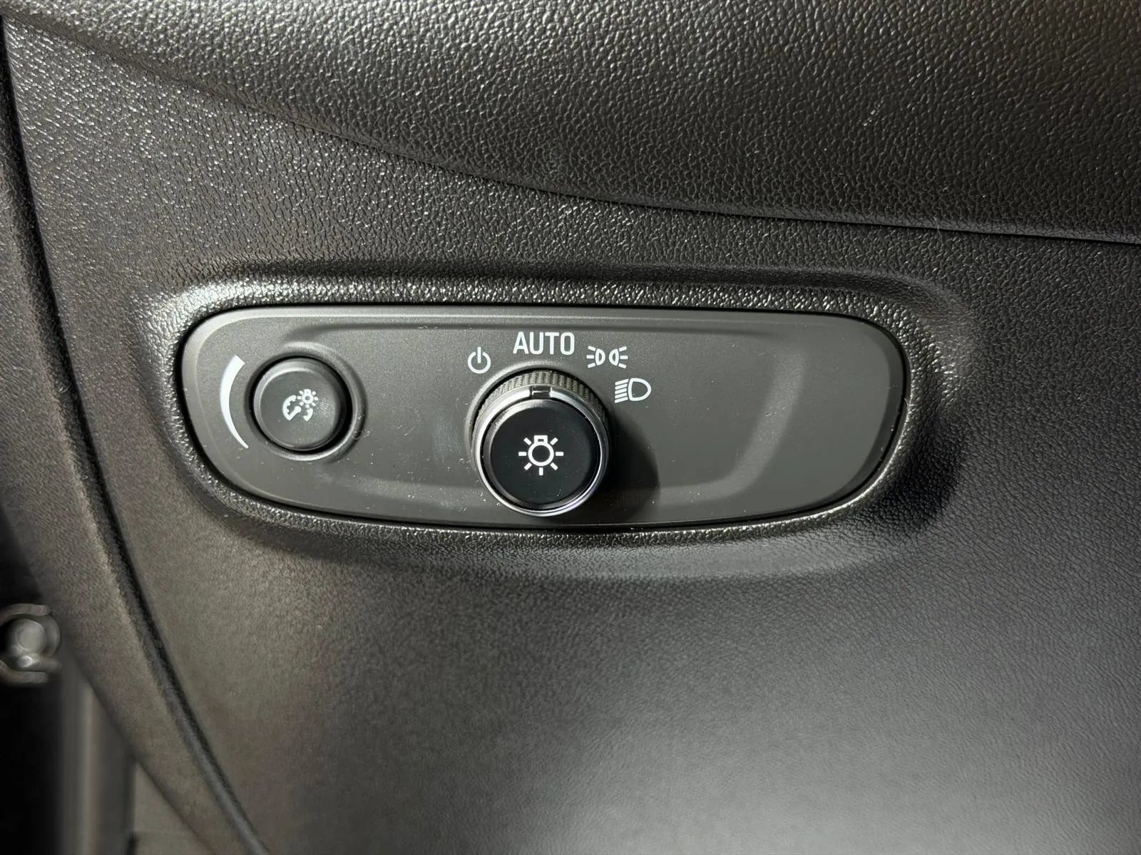 Used 2018 Chevrolet Equinox LT FWD image 30