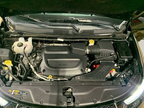 Used 2024 Chrysler Pacifica Touring-L image 28