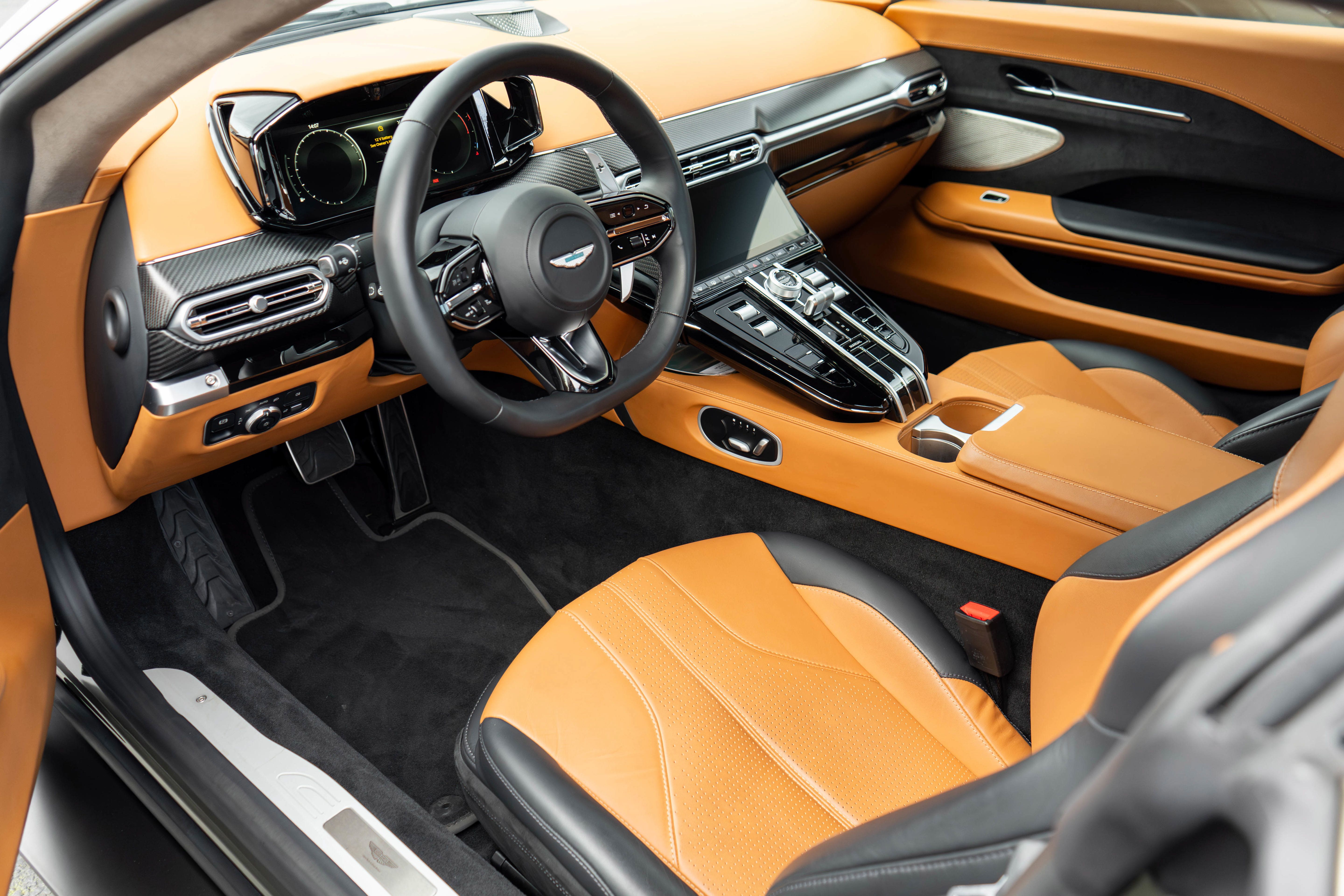 Used 2025 Aston Martin V8 Vantage Coupe RWD image 3