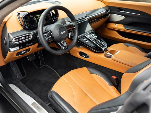 Used 2025 Aston Martin V8 Vantage Coupe image 3