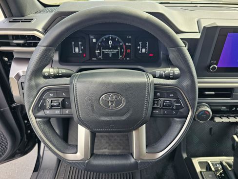 Used 2025 Toyota 4Runner SR5 AWD/4WD image 22