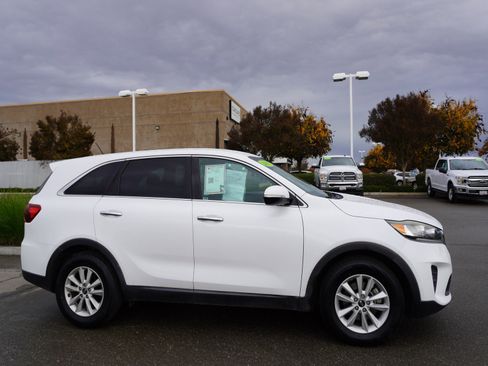 Used 2019 Kia Sorento LX image 4