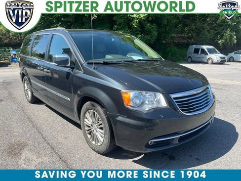 Used 2016 Chrysler Town & Country Touring-L FWD image 1
