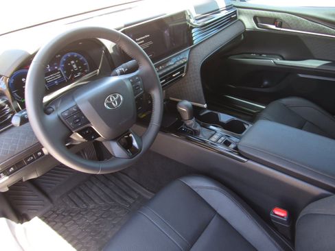 Used 2025 Toyota Camry XLE FWD image 14