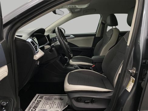 Used 2025 Volkswagen Taos SE image 27