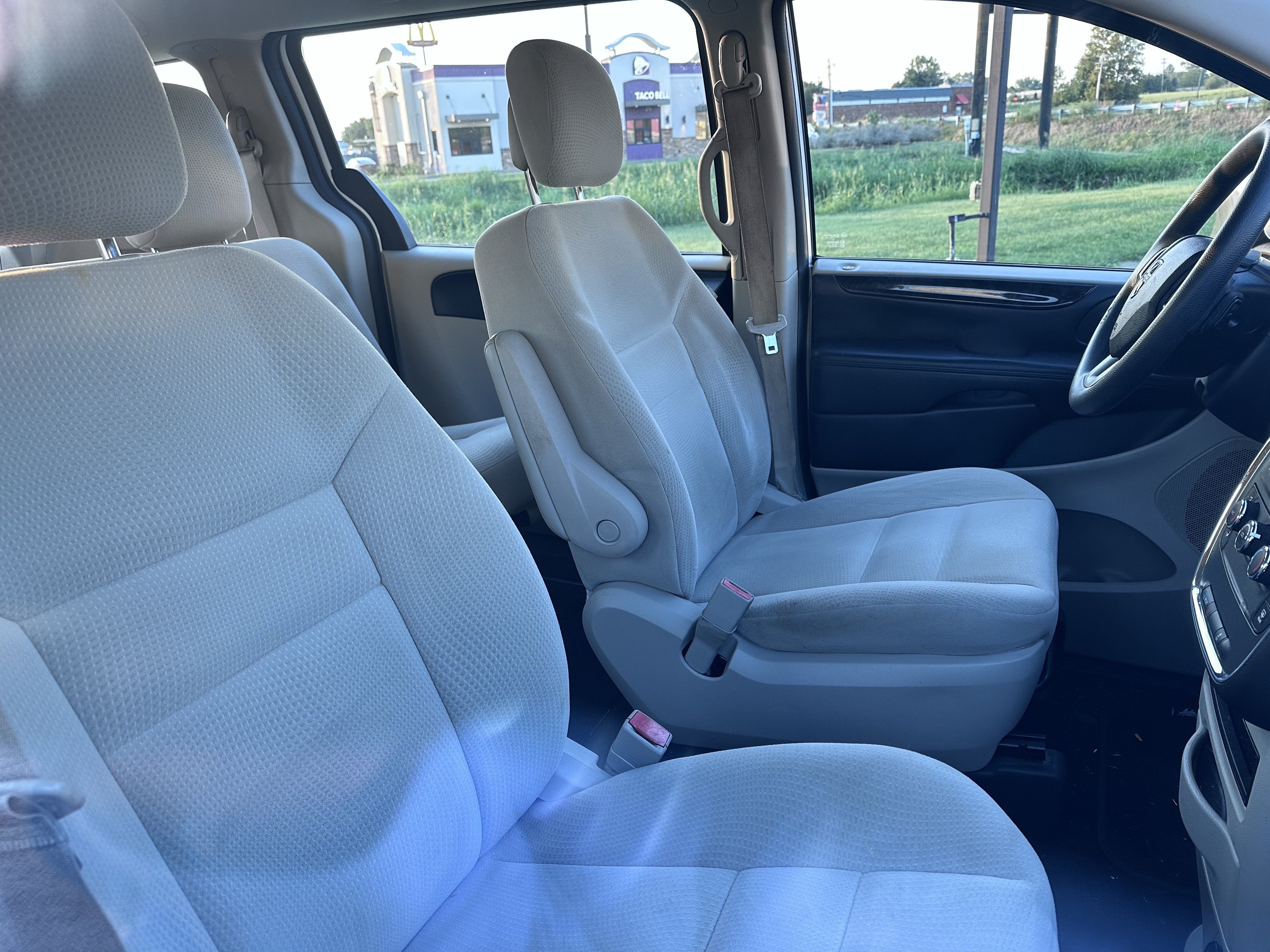 Used 2015 Dodge Grand Caravan American Value Package FWD image 10