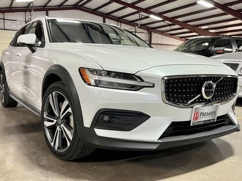 Used 2024 Volvo V60 B5 Cross Country Plus image 1
