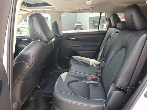 Used 2023 Toyota Highlander XLE FWD image 11