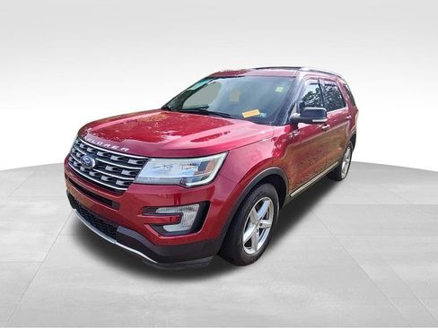 Used 2017 Ford Explorer XLT w/ Equipment Group 202A AWD/4WD image 16