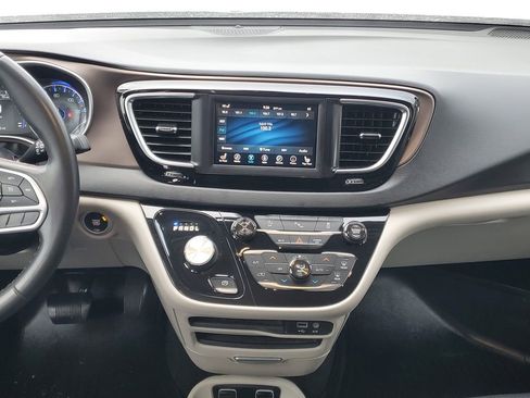 Used 2018 Chrysler Pacifica Touring-L image 26