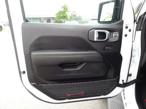 Used 2023 Jeep Gladiator Overland AWD/4WD image 11