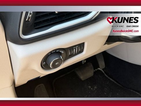 Used 2024 Chrysler Pacifica Touring-L FWD image 19