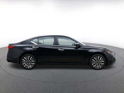Used 2025 Nissan Altima 2.5 SV FWD image 11