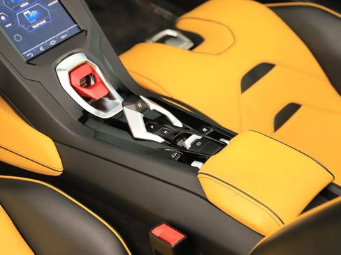 Used 2020 Lamborghini Huracan EVO RWD image 17