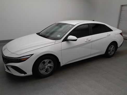 Used 2025 Hyundai Elantra SE FWD image 2
