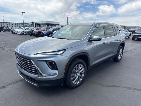 Used 2025 Buick Enclave Preferred FWD image 9