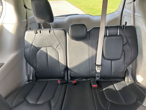 Used 2019 Chrysler Pacifica Touring-L FWD image 15