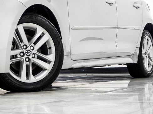 Used 2019 Toyota Corolla SE FWD image 3