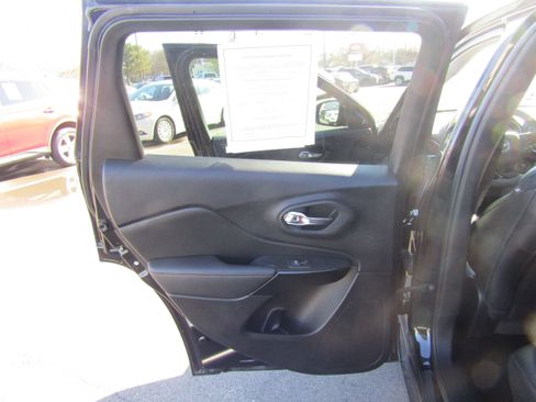 Used 2023 Jeep Cherokee Altitude Lux image 10