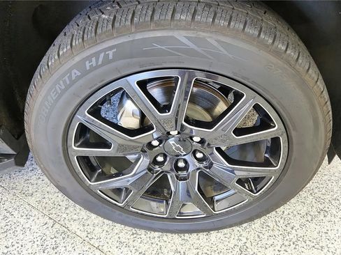 Used 2025 Chevrolet Suburban LT w/ Comfort Package AWD/4WD image 13