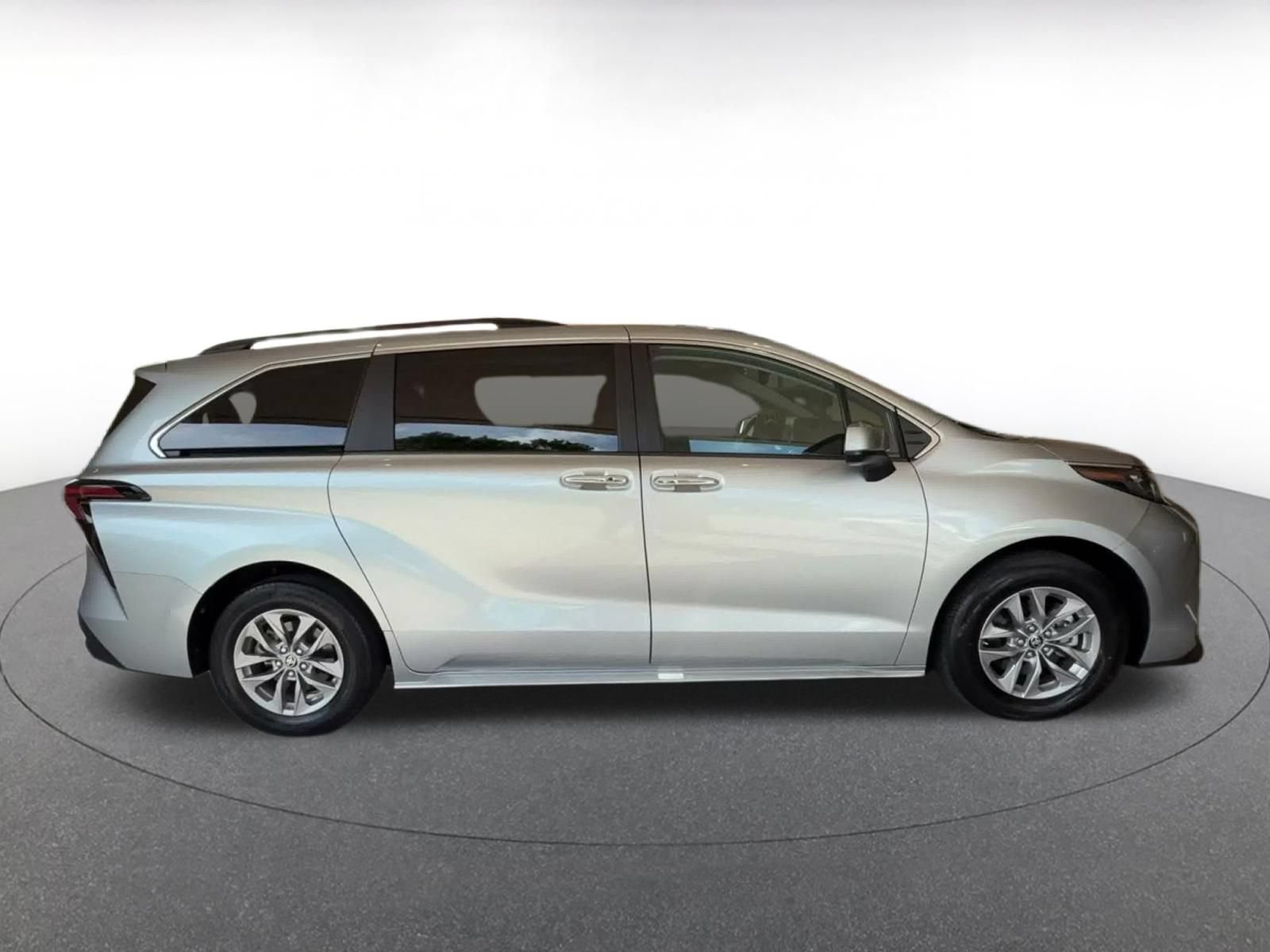 Used 2024 Toyota Sienna XLE FWD image 15