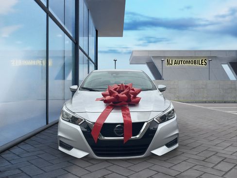 Used 2021 Nissan Versa SV image 2