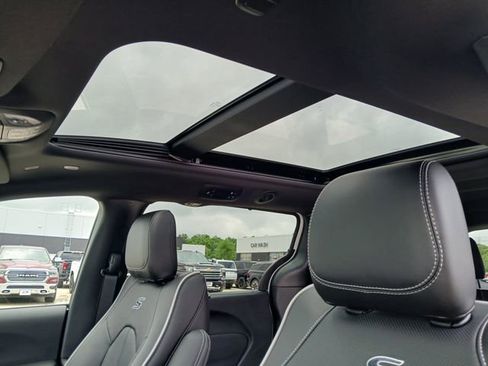 New 2027 Chrysler Pacifica Limited AWD/4WD image 31