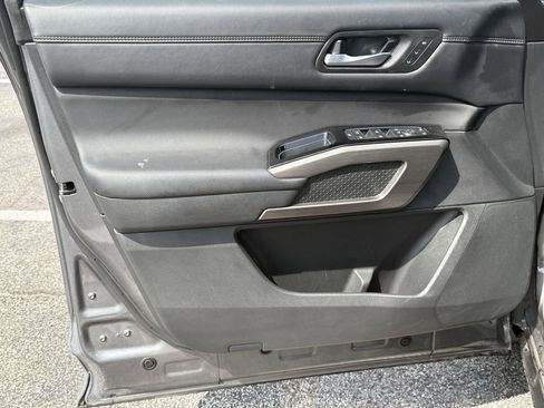 Used 2025 Nissan Pathfinder Platinum FWD image 10