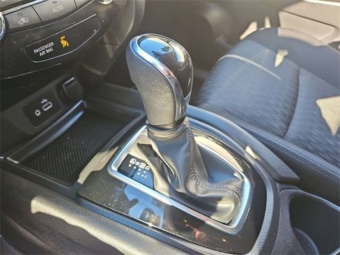 Used 2019 Nissan Rogue SV image 15
