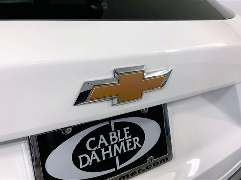 Used 2025 Chevrolet Trax LT w/ LT Convenience Package image 8