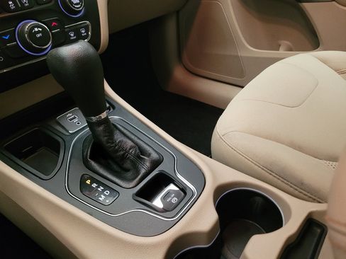 Used 2019 Jeep Cherokee Latitude w/ Popular Appearance Group FWD image 26