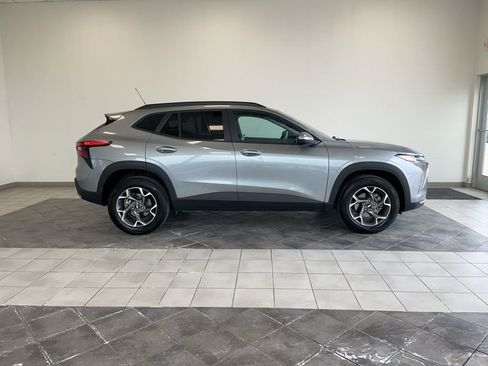 Used 2025 Chevrolet Trax LT w/ LT Convenience Package image 4