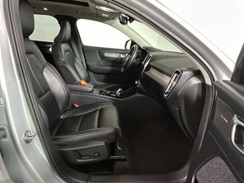 Used 2023 Volvo XC40 B4 Ultimate FWD image 28