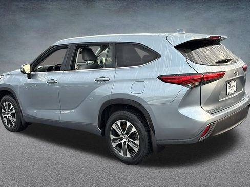 Used 2023 Toyota Highlander XLE AWD/4WD image 6
