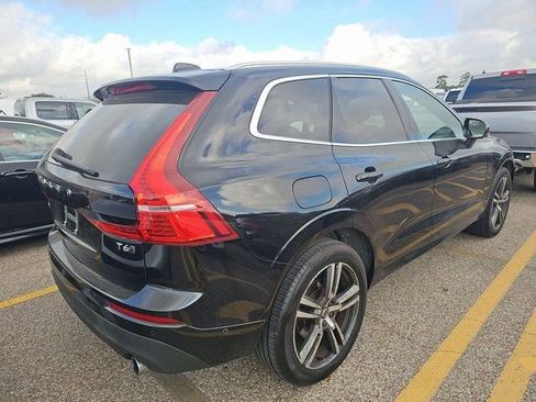 Used 2018 Volvo XC60 T6 Momentum w/ Vision Package image 2
