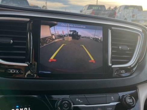 Used 2019 Chrysler Pacifica Touring-L FWD image 55