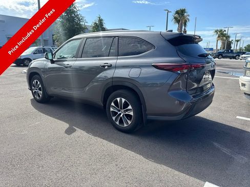 Used 2024 Toyota Highlander XLE AWD/4WD image 3